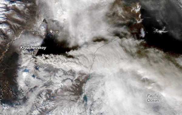 Meletus Hebat, Gunung Berapi Tertinggi di Rusia Semburkan Asap Sejauh 1.852 Km