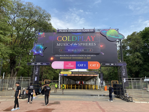 Suasana GBK Jelang Konser Coldplay Hari Ini, Pintu Plaza Tenggara Jadi Spot Foto