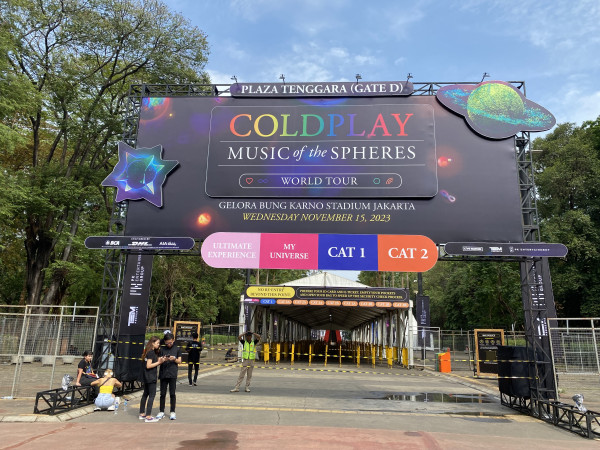 Suasana GBK Jelang Konser Coldplay Hari Ini, Pintu Plaza Tenggara Jadi Spot Foto