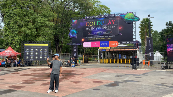 Suasana GBK Jelang Konser Coldplay Hari Ini, Pintu Plaza Tenggara Jadi Spot Foto