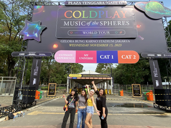 Demi Nonton Konser Coldplay di GBK, Penonton Ini Rela Cuti Kerja