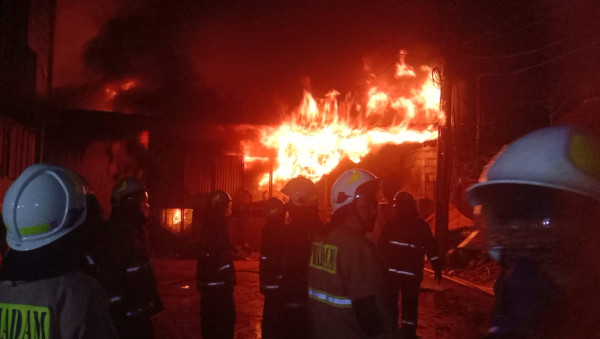 Gudang Mebel Kayu di Duren Sawit Kebakaran, 19 Mobil Damkar Dikerahkan