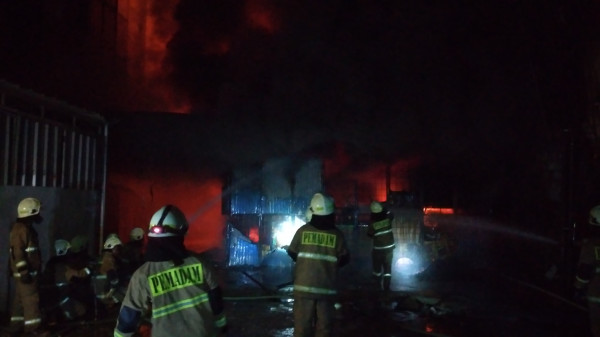 Gudang Mebel Kayu di Duren Sawit Kebakaran, 19 Mobil Damkar Dikerahkan