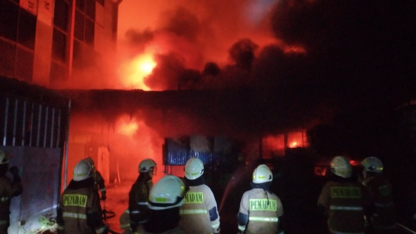 Gudang Mebel Kayu di Duren Sawit Kebakaran, 19 Mobil Damkar Dikerahkan