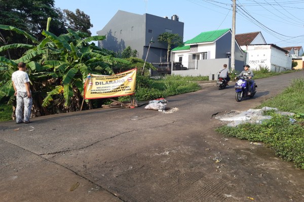 Jalan Desa Susukan di Perum Pesona Citayam Ambles, Warga Desak Perbaikan