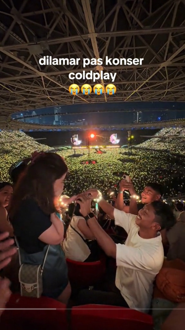 Viral! Wanita Ini Dilamar saat Konser Coldplay di GBK, Bikin Netizen Iri