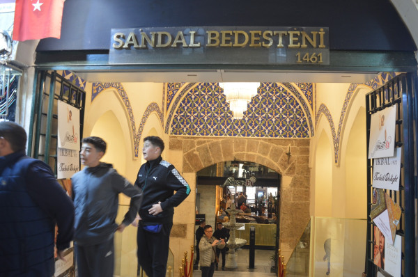 Jalan-jalan di Grand Bazaar Istanbul Turki, Menikmati Suasana Belanja Era Ottoman