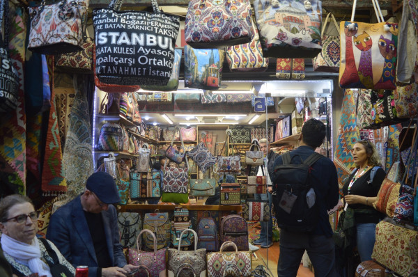 Jalan-jalan di Grand Bazaar Istanbul Turki, Menikmati Suasana Belanja Era Ottoman