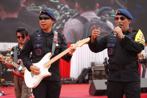 Momen KSAD Jenderal Agus Subiyanto dan Kapolri Nge-Jam Bareng Band Radja