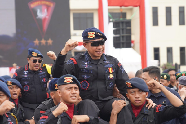 Momen KSAD Jenderal Agus Subiyanto dan Kapolri Nge-Jam Bareng Band Radja