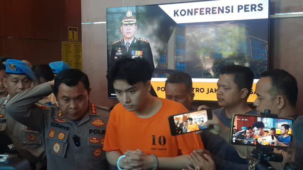 Penampakan Leon Dozan Berbaju Oranye usai Jadi Tersangka Kasus Penganiayaan dan Penghinaan Institusi Polri