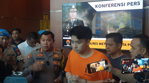 Penampakan Leon Dozan Berbaju Oranye usai Jadi Tersangka Kasus Penganiayaan dan Penghinaan Institusi Polri