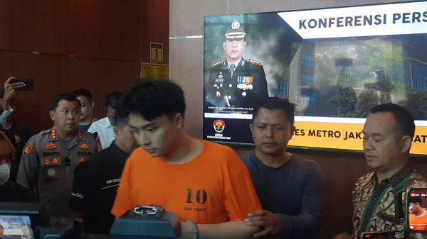 Penampakan Leon Dozan Berbaju Oranye usai Jadi Tersangka Kasus Penganiayaan dan Penghinaan Institusi Polri