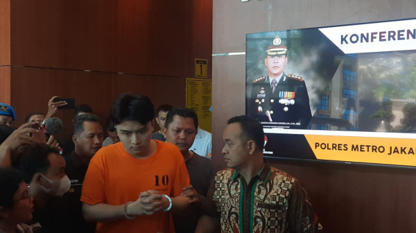 Penampakan Leon Dozan Berbaju Oranye usai Jadi Tersangka Kasus Penganiayaan dan Penghinaan Institusi Polri