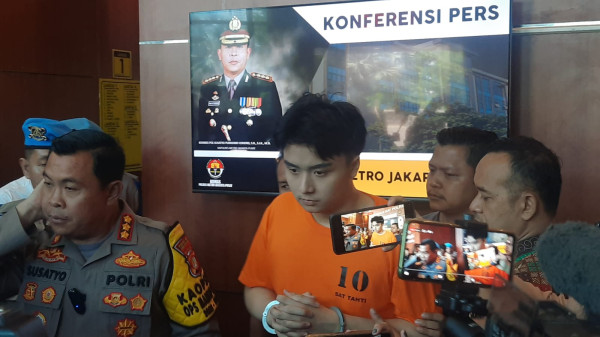 Penampakan Leon Dozan Berbaju Oranye usai Jadi Tersangka Kasus Penganiayaan dan Penghinaan Institusi Polri