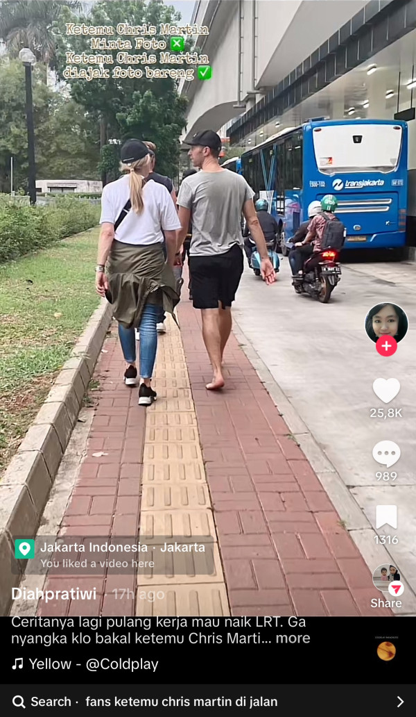 Viral! Wanita Ini Diajak Foto Chris Martin, Tak Sengaja Bertemu di Pinggir Jalan Sudirman