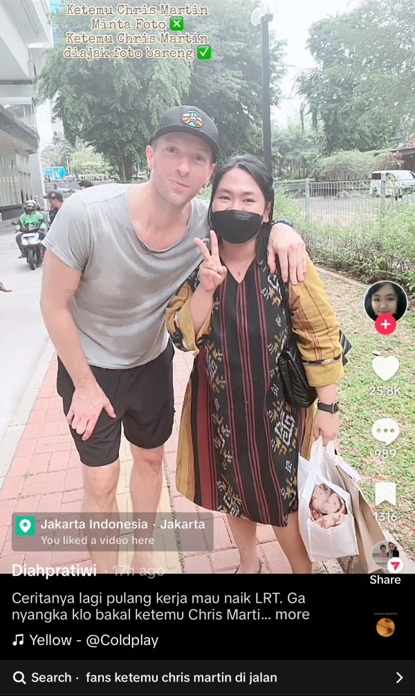 Viral! Wanita Ini Diajak Foto Chris Martin, Tak Sengaja Bertemu di Pinggir Jalan Sudirman