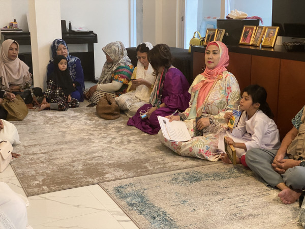 Momen Caleg Perindo Venna Melinda Menangis Haru Sungkem ke Orang Tua Sebelum Umrah