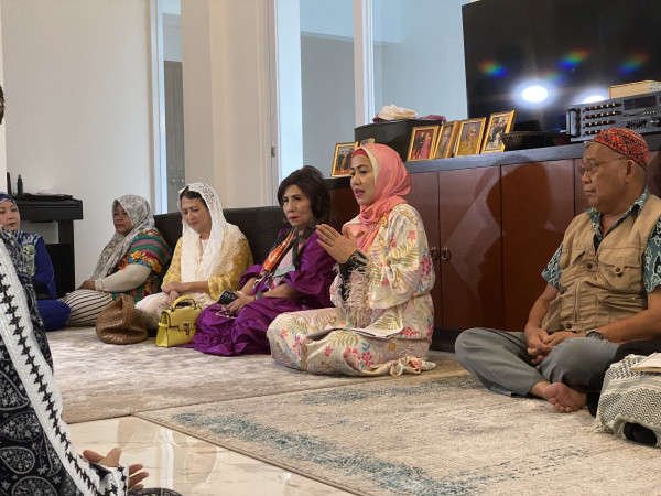 Momen Caleg Perindo Venna Melinda Menangis Haru Sungkem ke Orang Tua Sebelum Umrah
