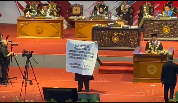 Ayah Diduga Dibunuh, Wisudawan UM Bentangkan Spanduk Minta Tolong Kapolri