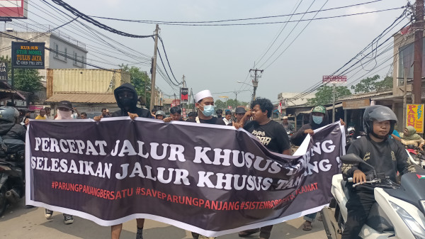 Warga Ramai-ramai Kepung Kantor Camat Parung Panjang, Sindir Pungli: Ada Uang Seratus, Jalan Lu Mulus