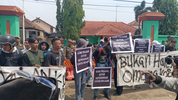 Warga Ramai-ramai Kepung Kantor Camat Parung Panjang, Sindir Pungli: Ada Uang Seratus, Jalan Lu Mulus
