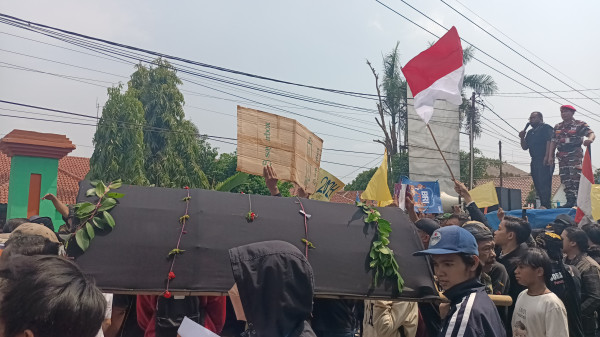 Warga Ramai-ramai Kepung Kantor Camat Parung Panjang, Sindir Pungli: Ada Uang Seratus, Jalan Lu Mulus
