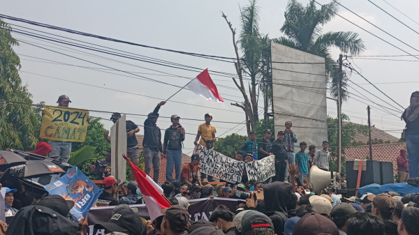 Warga Ramai-ramai Kepung Kantor Camat Parung Panjang, Sindir Pungli: Ada Uang Seratus, Jalan Lu Mulus