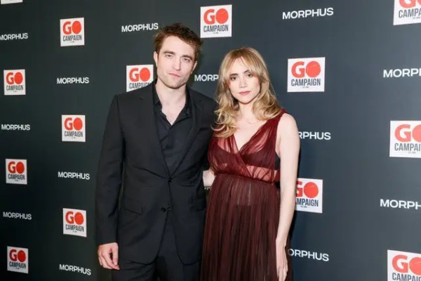 Suki Waterhouse Umumkan Hamil Anak Pertama Robert Pattinson