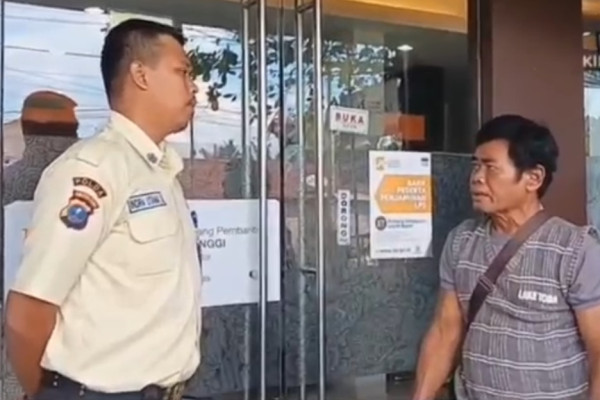 Viral! Pensiunan Polisi Ngamuk dan Sebar Uang Ratusan Juta di Depan Kantor Bank