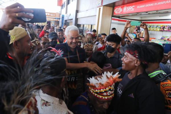 Masyarakat Jayapura Antusias Sambut Ganjar dengan Tarian Adat