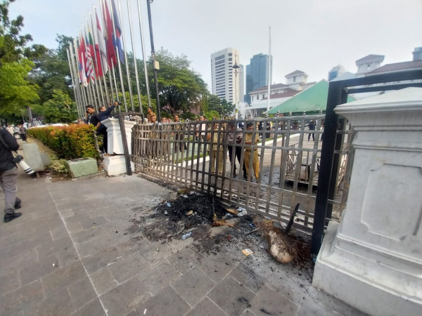 Memanas! Buruh Rusak Pagar Balai Kota DKI Jakarta