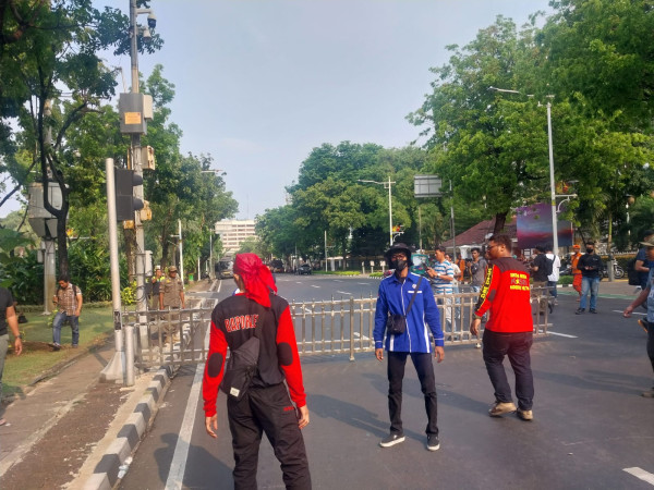 Memanas! Buruh Rusak Pagar Balai Kota DKI Jakarta