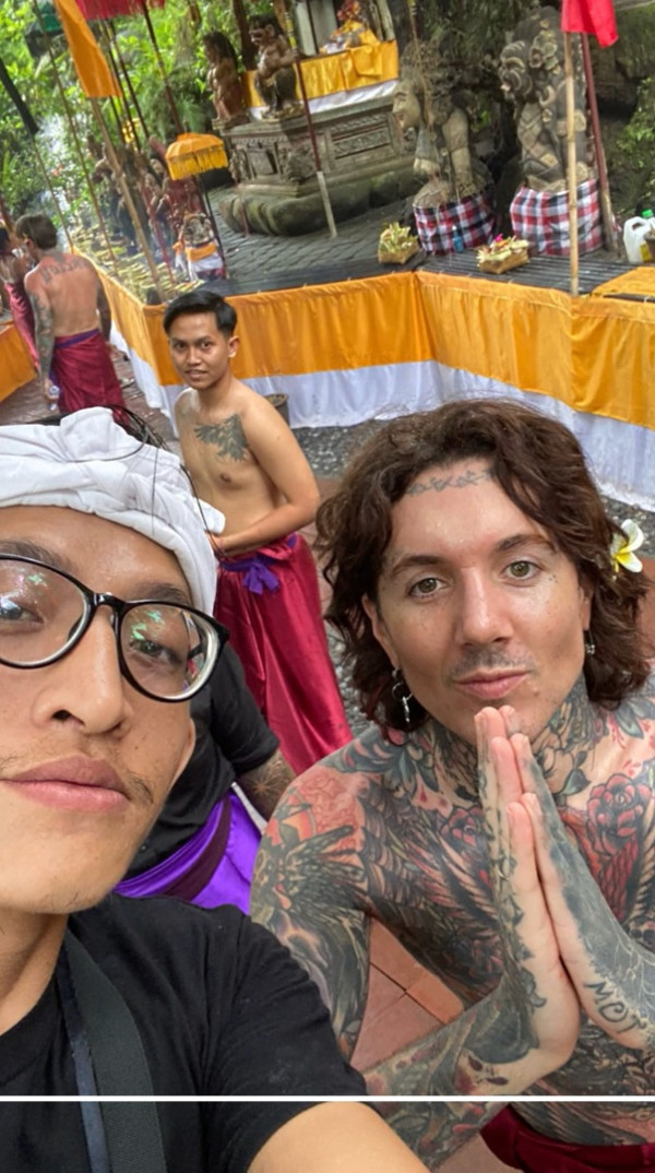 Liburan ke Bali, Oliver Sykes Vokalis BMTH Jalani Melukat