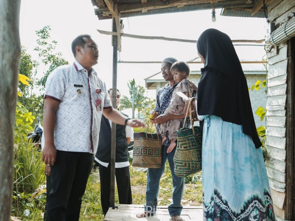 Wali Kota Banjarbaru Serahkan 1.564 Paket Sembako