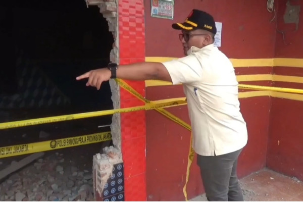 Ratusan Petugas Gabungan Bongkar Puluhan Kafe Remang-remang di Cilincing