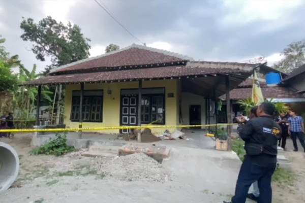 Blitar Gempar! Kerangka Manusia Dicor di Dalam Rumah