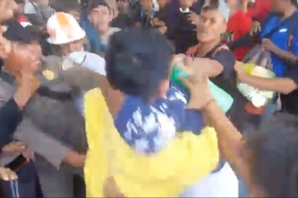 Tak Punya Tiket Kapal, Ratusan Kader HMI Bentrok dengan Buruh di Pelabuhan Murhum Baubau