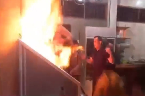 Heroik! Bak Film Aksi, Kapolres Tangkap Pria Bersenjata dan Nyaris Dibakar