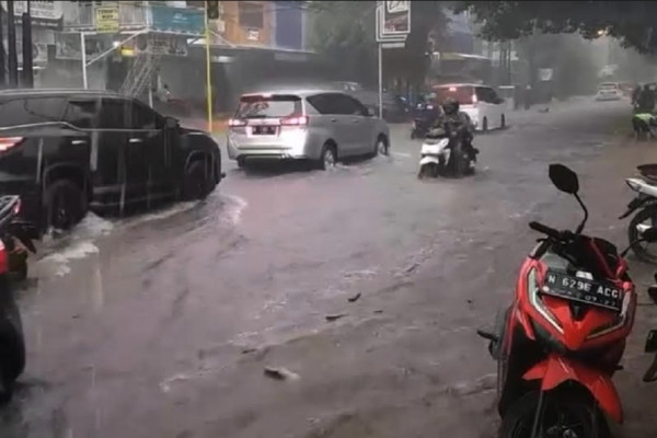 Banjir Kepung Malang, Rendam Mal dan Perumahan hingga Stasiun