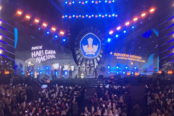 Jokowi, Panglima TNI, dan Kapolri Hadiri Puncak Peringatan Hari Guru Nasional di Indonesia Arena