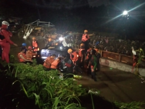 Mobil Nyaris Tenggelam Terjebak Banjir di Jalan Kaumsari Bogor, Tim SAR Turun Tangan