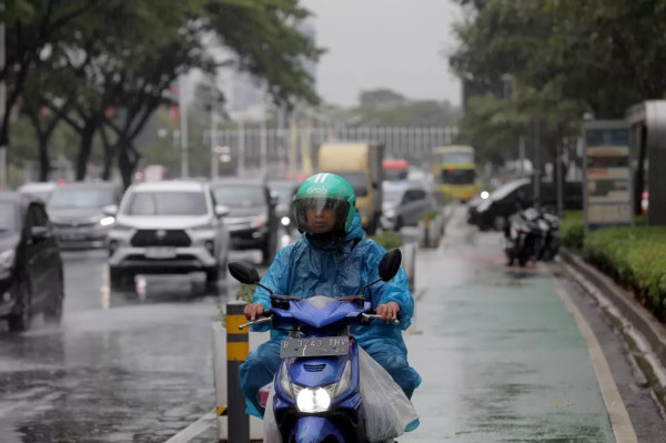 Tips Berkendara Motor Saat Hujan, Hindari Genangan Air Tinggi