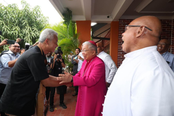 Momen Keakraban Ganjar dengan Uskup Agung Merauke Blak-Blakan soal Pemilu hingga Papua