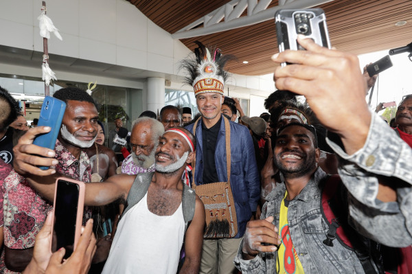 Ganjar Awali Kampanye di Merauke, Diberikan Mahkota hingga Disambut Tarian Suku Asmat