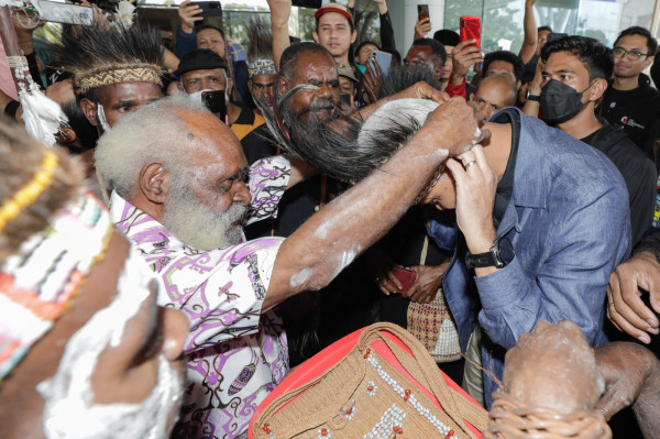 Ganjar Awali Kampanye di Merauke, Diberikan Mahkota hingga Disambut Tarian Suku Asmat