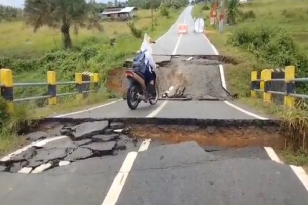 Warga Singkawang Bertaruh Nyawa, Lintasi Jembatan Ambruk Akibat Banjir