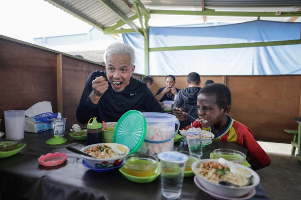 Ganjar Pranowo Lari Pagi dan Sarapan Bubur Bareng Anak-Anak di Merauke
