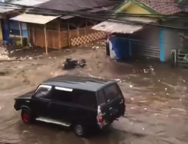 Ngeri! Pemotor Terseret Banjir di Jalur Malang-Kediri