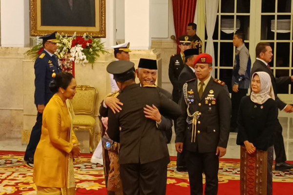 Momen Luhut Hormat ke Jokowi hingga Peluk Menantunya Maruli Simanjutak usai Pelantikan KSAD